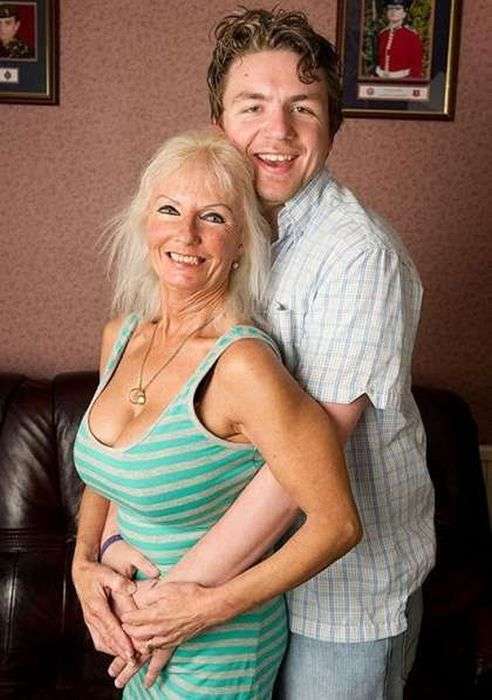 Чоловік заповів своїй дружині зробити силіконові груди і знайти молодого коханця (11 фото)