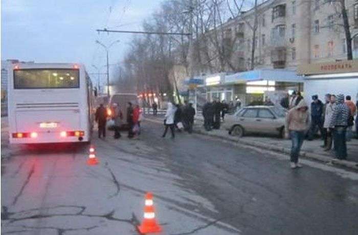Пяний водій влетів в автобусну зупинку в Єкатеринбурзі (7 фото + відео)
