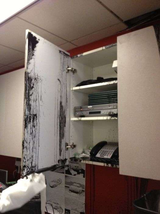 Коли офіс затоплює чорною рідиною (35 фото)