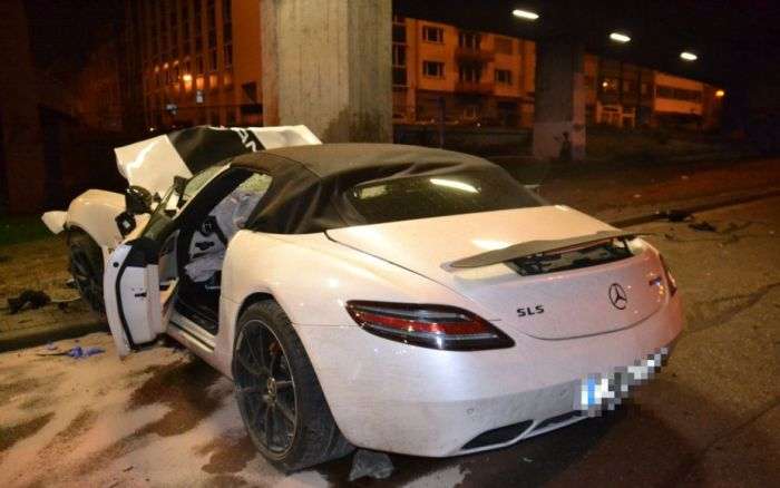 Страшна аварія суперкара Mercedes-Benz SLS AMG Roadster (7 фото)
