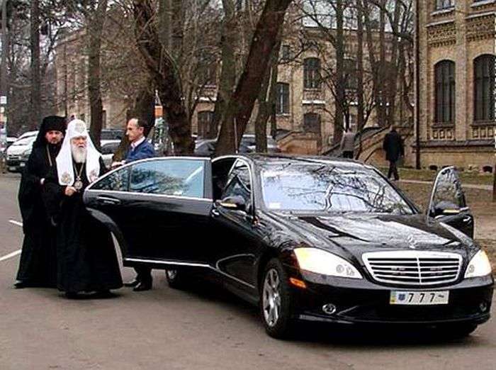 На яких автомобілях їздять українські святі отці (16 фото + текст + відео)