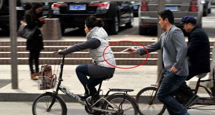Як китайські кишенькові злодії використовують палички для їжі (4 фото)