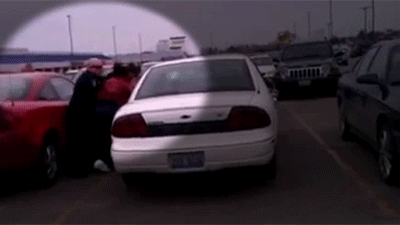 Поліцейські заарештували вагітну жінку з допомогою електрошокера (3 фото + відео)