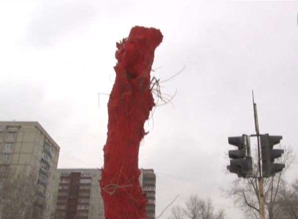 Пофарбувати дерева в червоний колір до приїзду Суркова (4 фото + відео)