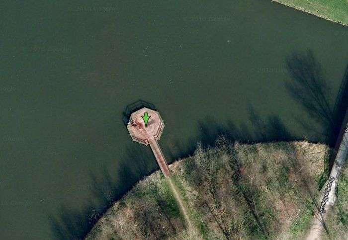 Таємниці відомих місць, які видно тільки на Google Maps (17 фото)