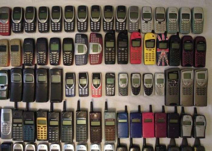 Величезна колекція класичних мобільних телефонів за безцінь (7 фото)