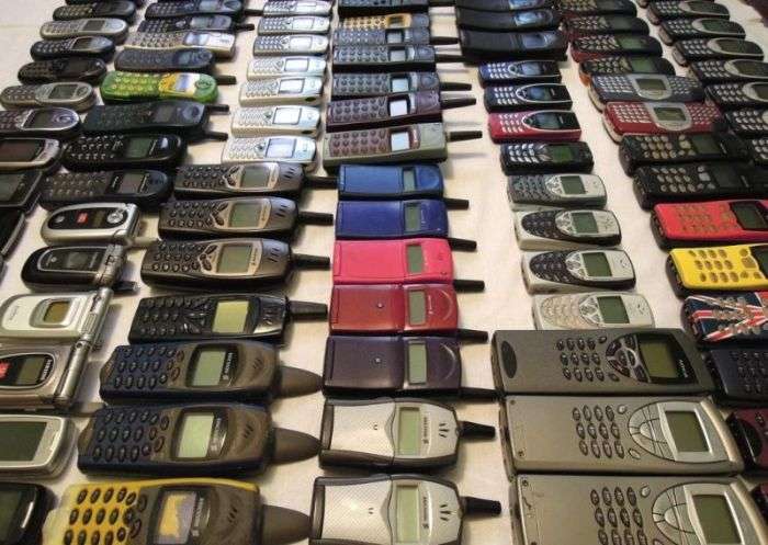 Величезна колекція класичних мобільних телефонів за безцінь (7 фото)