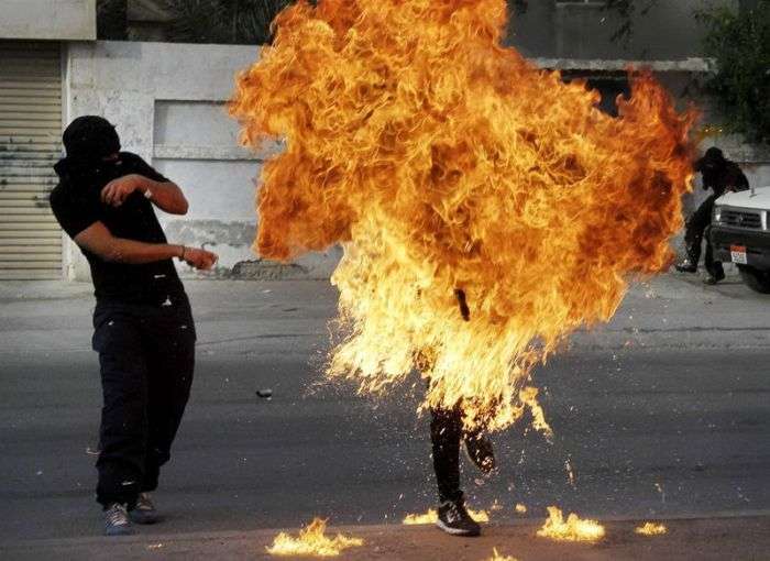 Опозиціонер загорівся через необережність з бензиновою бомбою (8 фото)