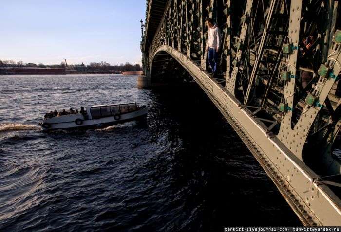 Екстремал забрався на розведений Троїцький міст (9 фото + відео)